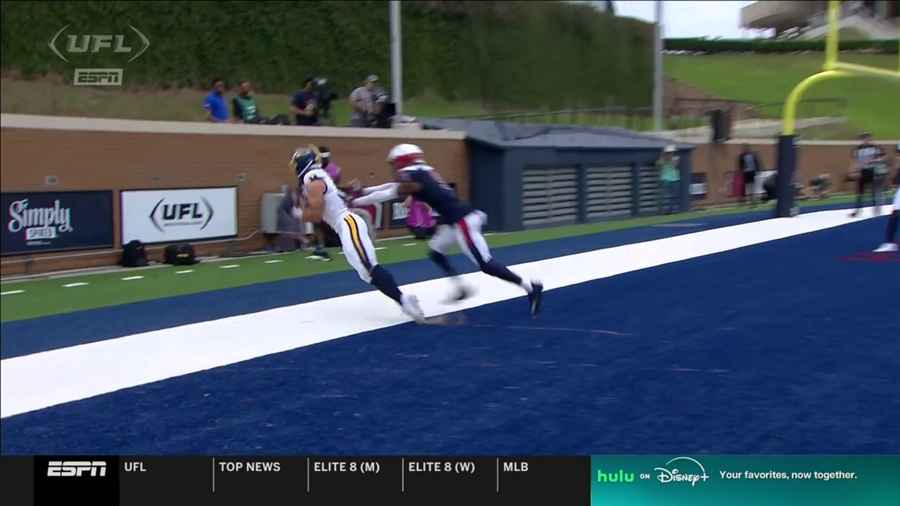 Showboats QB Case Cookus hits Vinny Papale on an 11-yard touchdown vs. the Roughnecks