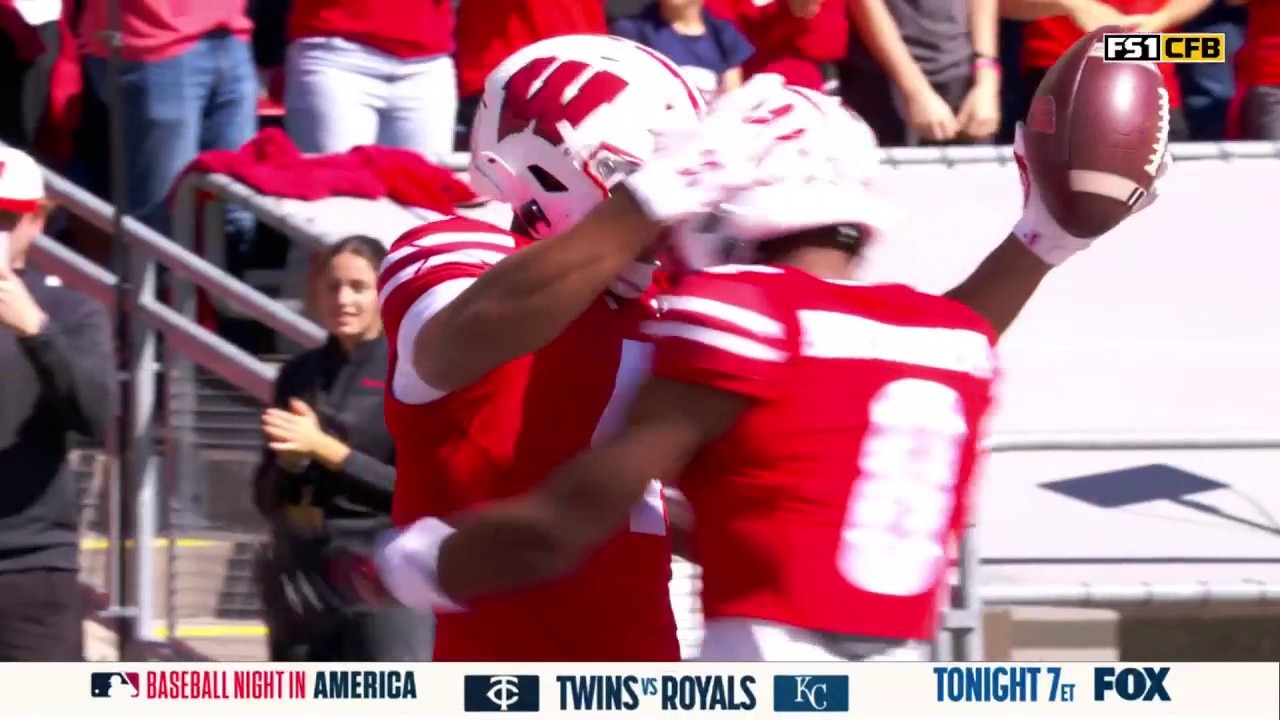 Tyler Van Dyke connects with C.J. Williams for a 50-yard TD to extend Wisconsin’s lead over South Dakota