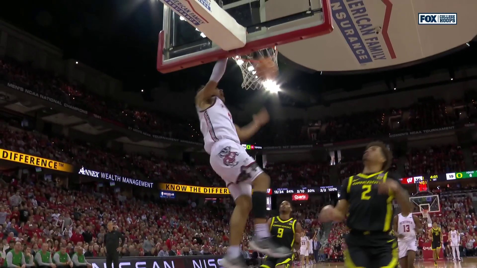 John Tonje gets the steal and finishes the tomahawk slam, extending Wisconsin’s lead vs. Oregon